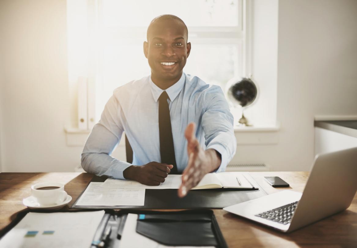 Instructeur expliquant un concept budgétaire